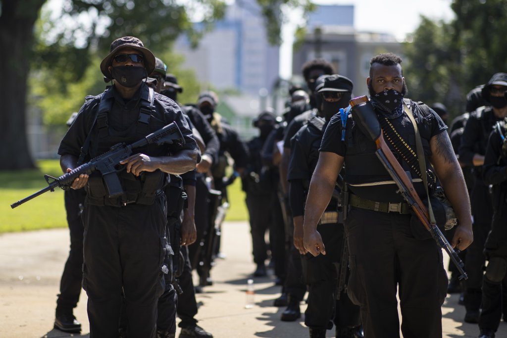 Групата, съставена само от въоръжени чернокожи, заявява, че не търси насилие, но според критиците им насилието може само да намери NFAC