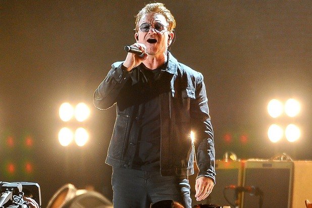 Боно (U2)

Вокалистът на U2 дълго време се бори с вокални проблеми. Гласът му става все по-дрезгав и неестествен, но заради натовареният график на бандата той не прави нищо по въпроса. Така в края на 90-те най-накрая му се налага да направи операция не само на гърлото, но и на ушите и носа си, тъй като се оказва, че проблеми със синусите стоят в основата на неговите вокални тревоги. Проблемите му обаче продължават и до днес като един от последните примери е от септември 2018-а, когато Боно напълно губи гласа си по време на концерт.