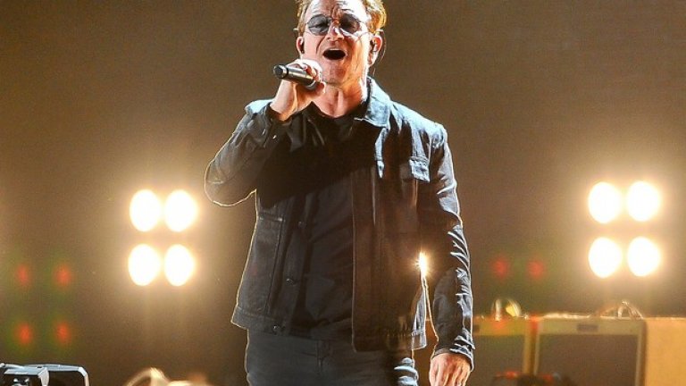 Боно (U2)

Вокалистът на U2 дълго време се бори с вокални проблеми. Гласът му става все по-дрезгав и неестествен, но заради натовареният график на бандата той не прави нищо по въпроса. Така в края на 90-те най-накрая му се налага да направи операция не само на гърлото, но и на ушите и носа си, тъй като се оказва, че проблеми със синусите стоят в основата на неговите вокални тревоги. Проблемите му обаче продължават и до днес като един от последните примери е от септември 2018-а, когато Боно напълно губи гласа си по време на концерт.