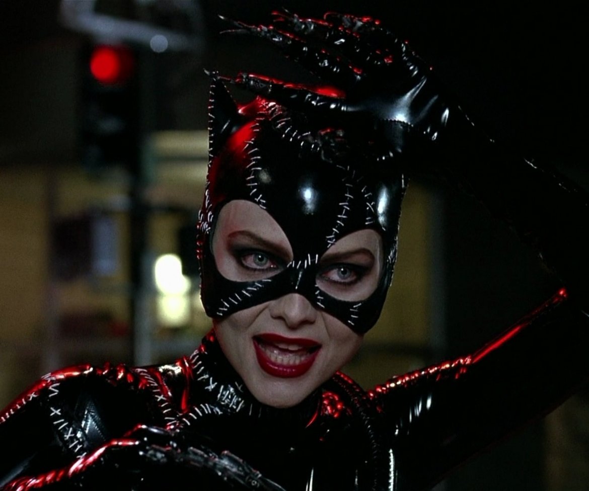 10. Мишел Пфайфър като Селина Кайл/Жената-котка в Batman Returns (1992)

Пфайфър е истинската Жена котка - съблазнителна и опасна, в "Батман се завръща" на Тим Бъртън. Черният латексов костюм изглежда добре и до днес, но Пфайфър, чиято кариера отдавна залезе, също подготвя завръщане в жанра...

