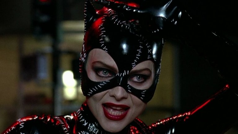 10. Мишел Пфайфър като Селина Кайл/Жената-котка в Batman Returns (1992)

Пфайфър е истинската Жена котка - съблазнителна и опасна, в "Батман се завръща" на Тим Бъртън. Черният латексов костюм изглежда добре и до днес, но Пфайфър, чиято кариера отдавна залезе, също подготвя завръщане в жанра...
