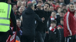 Микел Артета и Юрген Клоп се захапаха покрай тъч линията през първата част, но си подадоха ръка след края на мача