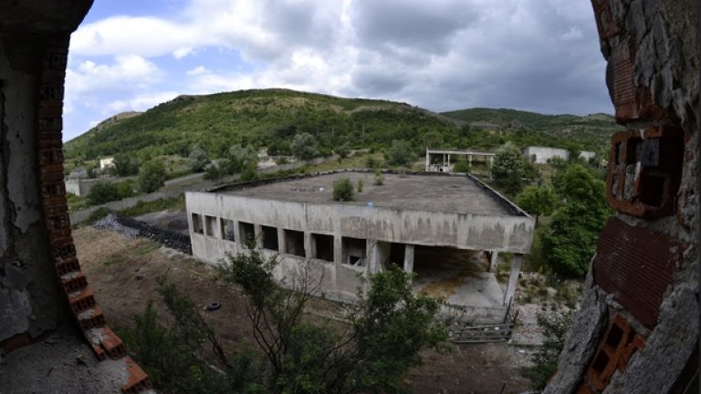 Стените на много от сградите са разрушени, а по покривите растат дървета