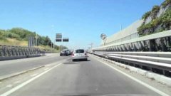 Двама души загинаха при срутване на мост в Италия