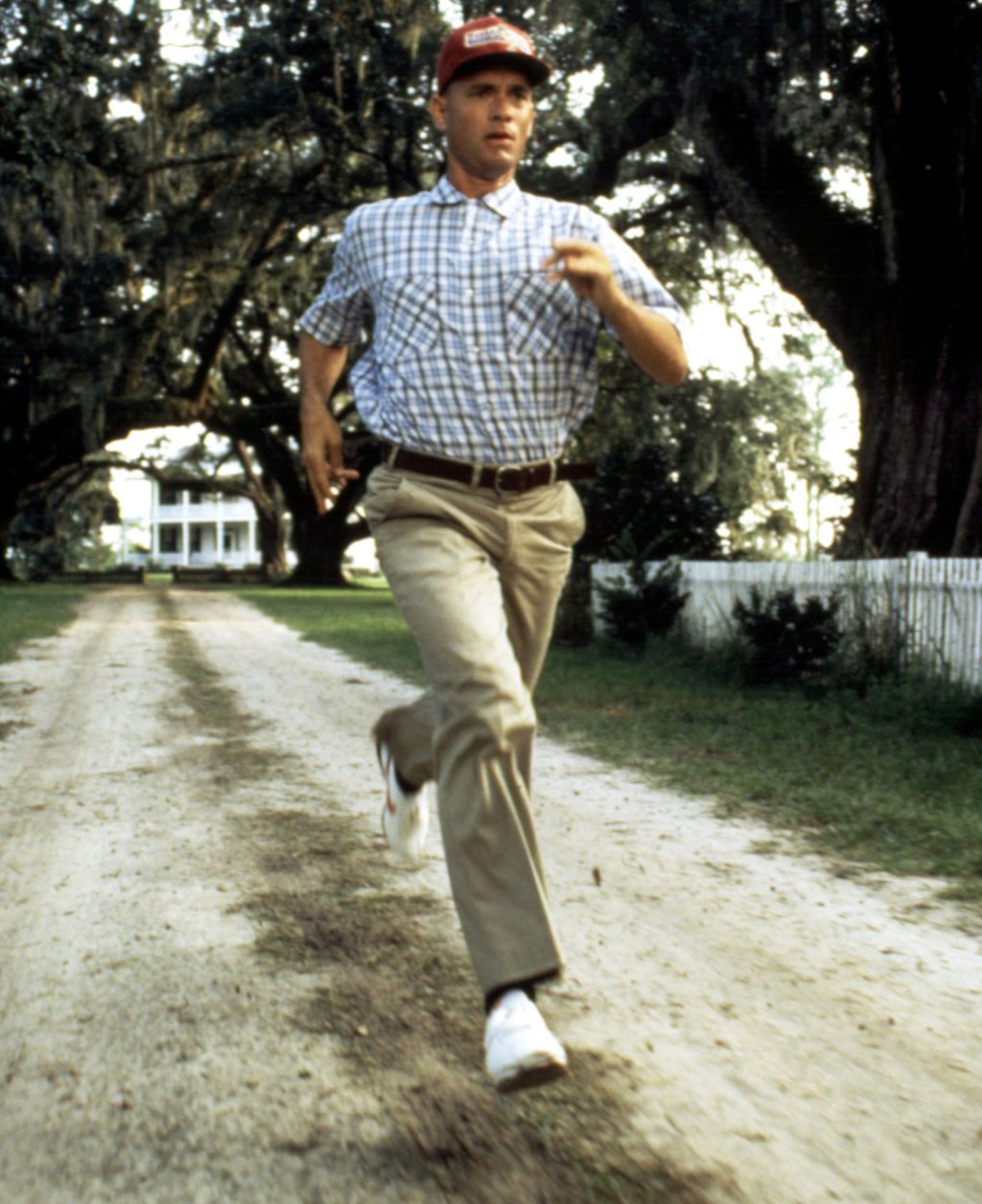 \"Форест Гъмп\" (Forrest Gump, 1994)
Много от нас харесват сантименталността и сериозността на филма с Том Ханкс, но всъщност романът е доста по-студен и брутален. Трудно ни е да не заплачем, когато Джени умира и оставя Форест да отглежда сам сина им