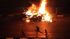Огън с автоматично оръжие беше открит на централния площад "Тахрир" в Кайро призори, а коктейли "Молотов", хвърлени по демонстрантите, подпалиха коли в района... 