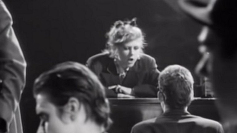 5. Fairytale of New York
Песента на бандата The Pogues преминава през цензура през 2007 г., когато BBC Radio 1 изрязва някои по-груби думи от нея. Още същата вечер радиото се отказва от промените след отзиви от слушателите.
Въпреки това критиките остават. Статия в GQ посочва, че ако песента бъде излъчвана в ефира без цензура, това е обидно за ЛГБТ общността заради използването на жаргонна дума за хомосексуалист.
Въпреки това всяка Коледа песента влиза в класациите за най-слушани парчета във Великобритания.