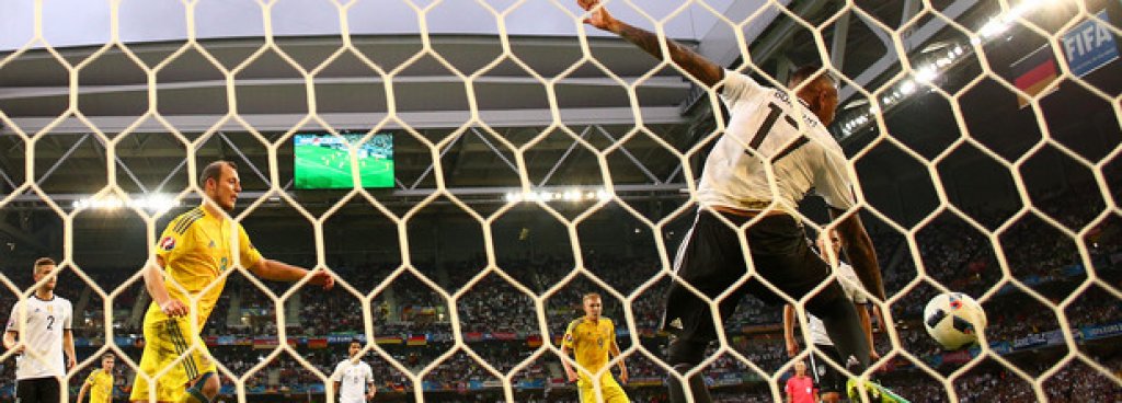 Германия запази мрежата си чиста при победата с 2:0 над Украйна, благодарение и на блестящата изява на бранителя