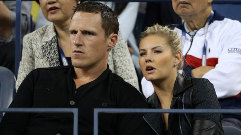 Елиша Кътбърт и Дион Фаньоф
32-годишният канадец е хокерист от NHL и е сред най-изтъкнатите защитници в лигата в последните години. Доста е резултатен като за защитник с над 100 гола и над 300 асистенции до момента, а сега е играч на Лос Анджелис Кингс. Съпругата му обаче има не по-малко силна кариера в киното - Елиша Кътбърт е най-известна с ролите си в "Съседка за секс" и сериала "24", но записа още много появи в киното и телевизията и състоянието й се изчислява на около 20 млн. долара. Докато договорът на Дион с Кингс в момента му носи малко над милион на година.