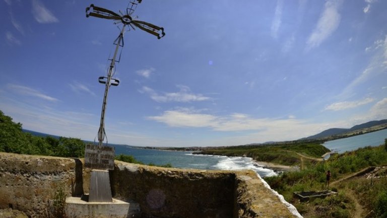 От върха на наблюдателния пост се открива красива гледка към Черноморец, местността Бакърлъка и Бургаския залив.