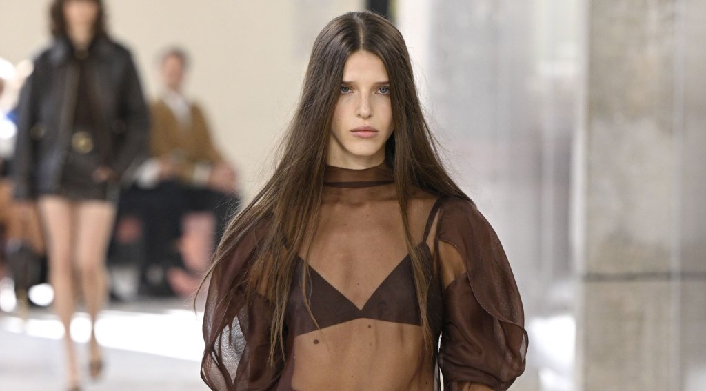 Дантела и прозиращи материи
Романтичните слоеве се завръщат с пълна сила, носейки със себе си ефирност и бохо настроение. Волани и дантела се наслояват в деликатни комбинации – от прозрачни връхни дрехи до леки рокли и фини топове. Тази тенденция залага на смесването на текстури и детайли в една мечтателна, почти кинематографична визия.