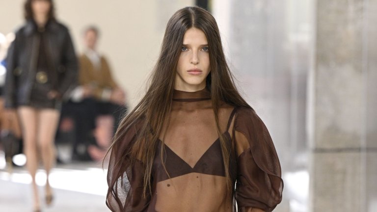 Дантела и прозиращи материи
Романтичните слоеве се завръщат с пълна сила, носейки със себе си ефирност и бохо настроение. Волани и дантела се наслояват в деликатни комбинации – от прозрачни връхни дрехи до леки рокли и фини топове. Тази тенденция залага на смесването на текстури и детайли в една мечтателна, почти кинематографична визия.