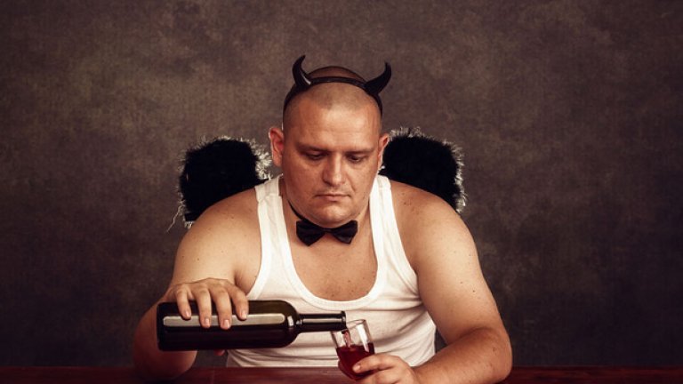 Празни бутилки от алкохол. Където се натрупат 3, там се натрупват и 30. Изхвърлете ги. Не сте в пубертета и те не са вашият трофей.