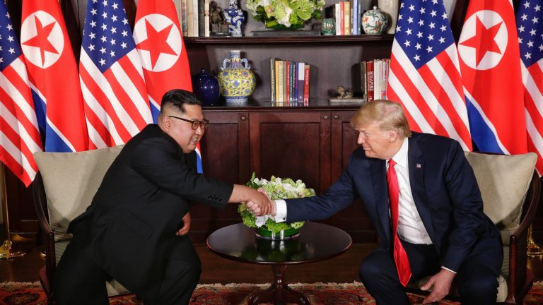 Доналд Тръмп и Ким Чен Ун се срещнаха в Сингапур - вижте още снимки от момента на срещата им в галерията.