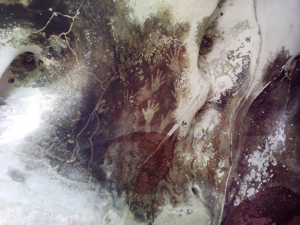 Hands_in_Pettakere_Cave