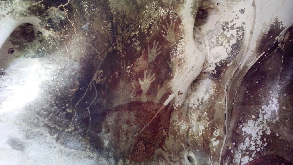 Hands_in_Pettakere_Cave