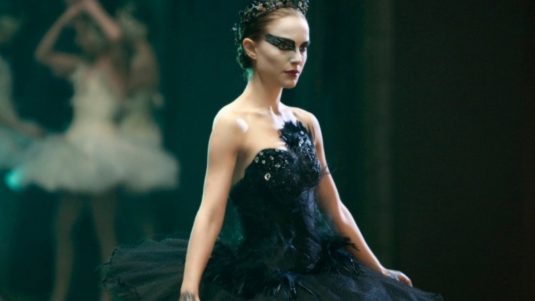 Black Swan / "Черият лебед" - "Снощи сънувах най-откачения сън. Танцувах Белия лебед"
Този филм на Дарън Аронофски определено напомня на сън - с динамично, на моменти объркано действие, с ирационални моменти на страх и един откровено заплетен финал. От тази гледна точка думите на героинята на Натали Портман, с които се открива филмът, пасват перфектно на това настроение - сън в съня. А и все пак "Черният лебед" се върти около напрегнатия свят на една балетна трупа, в която конкуренцията за главната роля може да бъде нереална и погубваща.