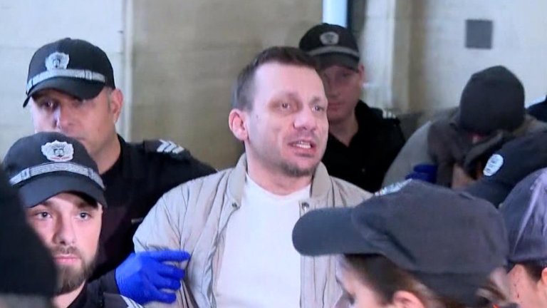 В обвинението са посочени общо 17 престъпления