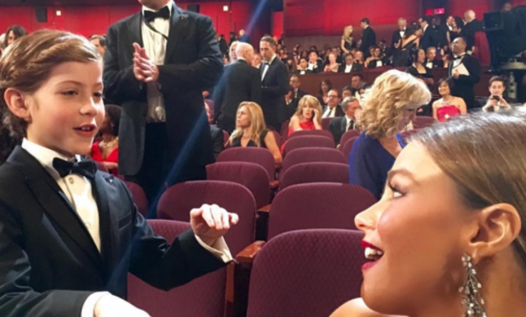 София Вергара се радва като дете на детето-актьор Джейкъб Тремблей. Снимката е от нейния Instagram.