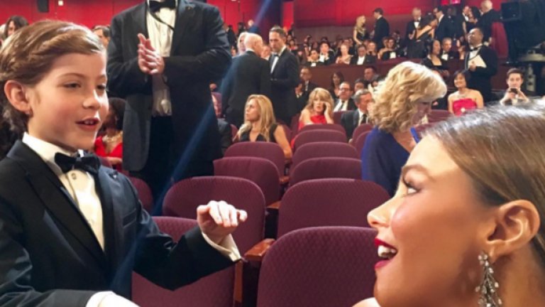 София Вергара се радва като дете на детето-актьор Джейкъб Тремблей. Снимката е от нейния Instagram.