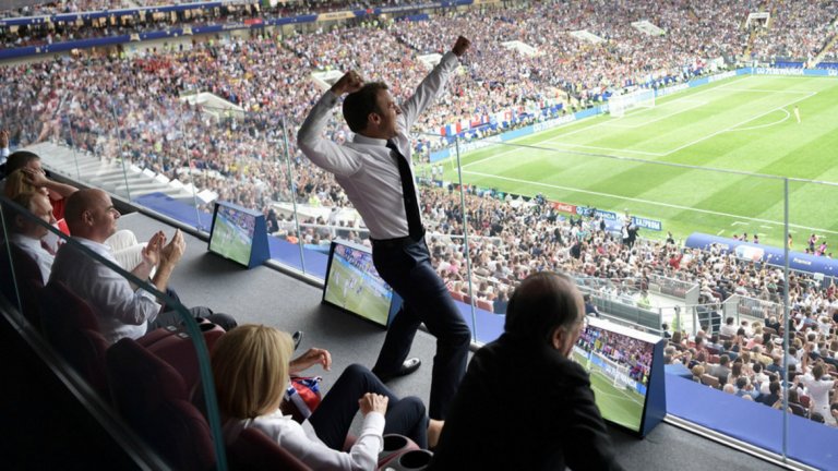 Президентът Макрон празнува победата на Франция
А така изглеждаше финалът отвътре на стадиона през погледа на френския президент Емануел Макрон. Само на една седалка от Владимир Путин, френският държавен глава се качи на банката през себе си и започна да празнува титлата. След това слезе и на терена. 