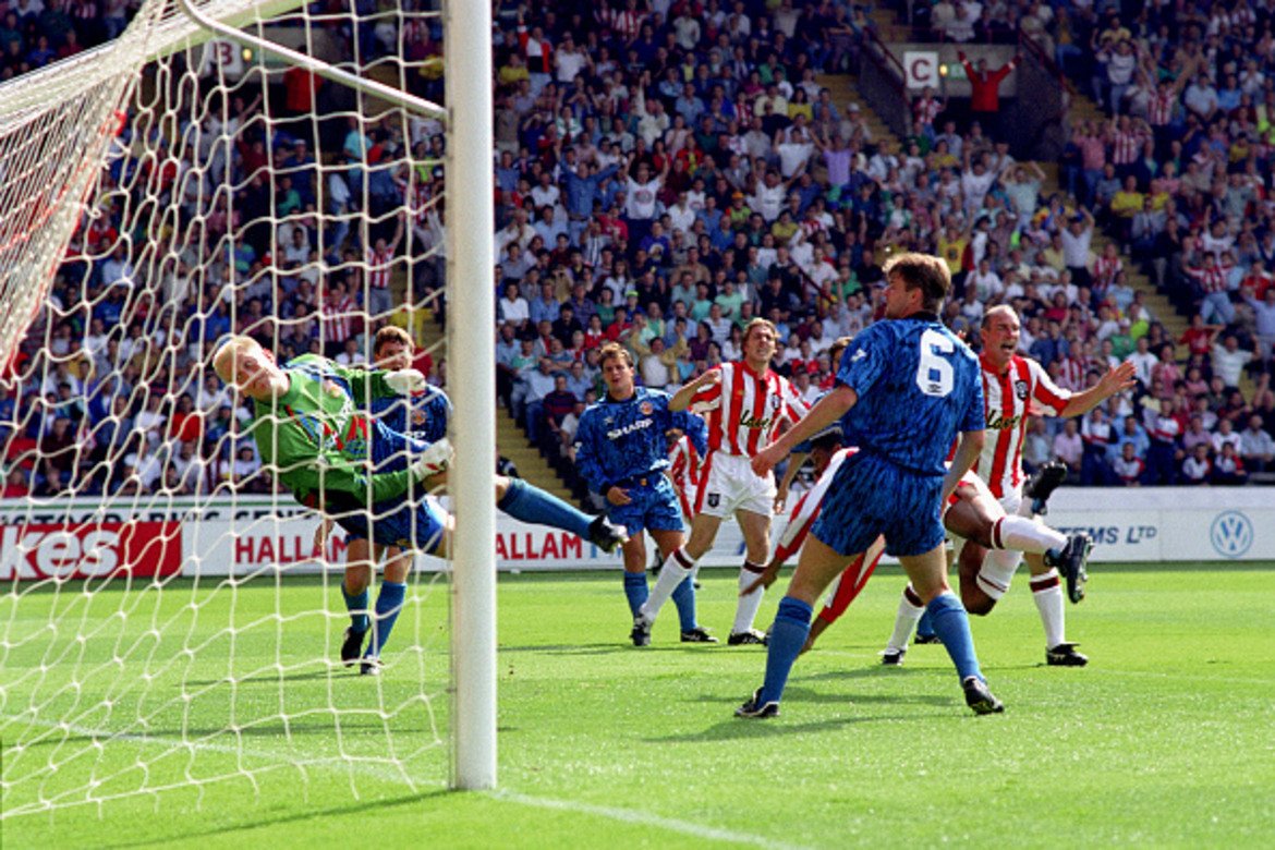 1992/93: Първият гол
Авторът на първия гол в историята на Висшата е Брайън Дийн от Шефийлд Юнайтед. Това се случи на 15 август, 1992-а, срещу Манчестър Юнайтед. Впоследствие „червените дяволи“ обърнаха резултата до 2:1, а след това станаха първите шампиони в модерната история на английския футбол.