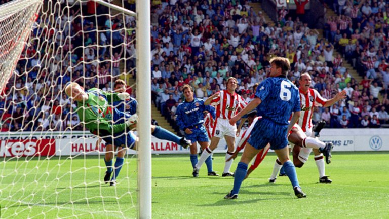 1992/93: Първият гол
Авторът на първия гол в историята на Висшата е Брайън Дийн от Шефийлд Юнайтед. Това се случи на 15 август, 1992-а, срещу Манчестър Юнайтед. Впоследствие „червените дяволи“ обърнаха резултата до 2:1, а след това станаха първите шампиони в модерната история на английския футбол.