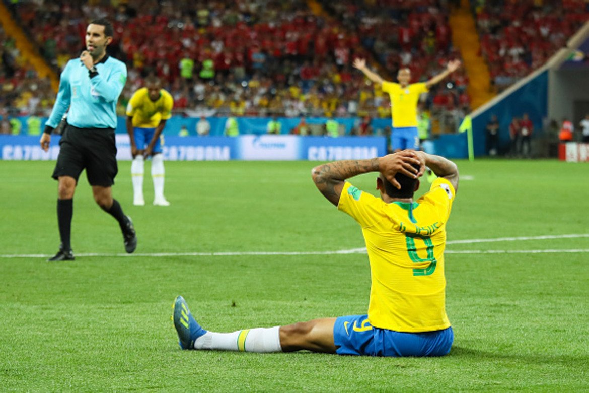 Бразилците не бяха доволни от съдията на мача срещу Швейцария, не стана ясно и защо ВАР не коригира грешките му