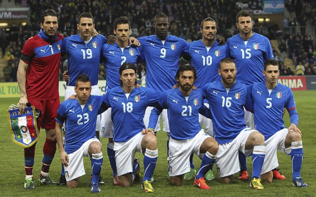 Италианците преди мача с нас през 2013-а в Палермо. Личат доста звезди, а днес идват с осакатен и от тази гледна точка състав.