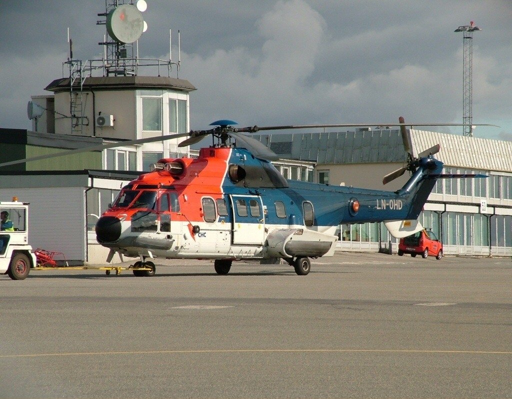 Eurocopter_AS-332_L_Super_Puma_CHC_Helicopters_LN-OHD,_BGO_Bergen_(Flesland),_Norway_PP1089976171