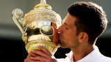 Новак Джокович целува трофея от "Уимбълдън" след седмия си триумф на "свещената трева"