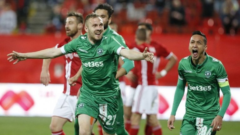 4. Сигурното отпадане има своите добри страни
След 0:3 изглежда сигурно, че Лудогорец приключва дотук с Лига Европа – признаха го и от лагера на шампионите след мача. Като оставим настрана надеждите за подвиг срещу Милан, отпадането няма да е толкова лошо за отбора. То означава, че до края на сезона целта ще е една-единствена и тя е поредна шампионска титла в България, която ще гарантира атака на Шампионската лига наесен. Отпадането от Милан нито ще е срамно, нито изненадващо, така че играчите не биват да се завръщат към българското първенство в твърде лошо настроение. А всъщност в Първа лига им предстоят доста мачове и ако ЦСКА-София запази нивото си, „орлите” няма да стигнат до титлата толкова лесно, колкото в минали години.