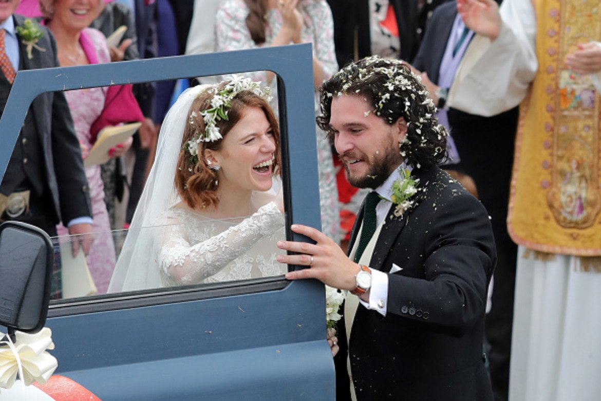 Актьорите от "Game of Thrones" Кит Харингтън и Роуз Лесли се ожениха на красива церемония в Шотландия на 23 юни. Двойката беше поканила близо 200 гости в замъка Уордхил (собственост на семейството на Лесли от векове), а сред присъстващите бяха звезди на GoT като Питър Динклидж, Емиля Кларк, Софи Търнър, Мейси Уилямс и др. 