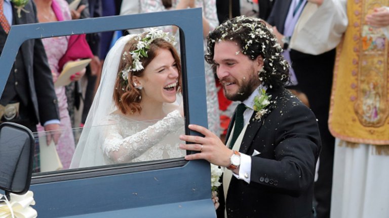 Актьорите от "Game of Thrones" Кит Харингтън и Роуз Лесли се ожениха на красива церемония в Шотландия на 23 юни. Двойката беше поканила близо 200 гости в замъка Уордхил (собственост на семейството на Лесли от векове), а сред присъстващите бяха звезди на GoT като Питър Динклидж, Емиля Кларк, Софи Търнър, Мейси Уилямс и др. 