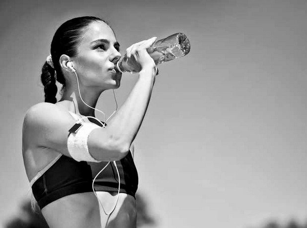 Не трябва да се пие вода по време на тренировка

Човешкото тяло е съставено предимно от вода. При тренировка естественият "разход" на вода от тялото се увеличава, като поради тази причина приема на малки количества вода не само не е вреден, но и помага за поддържането на мускулите в оптимално състояние при продължителни натоварвания.
