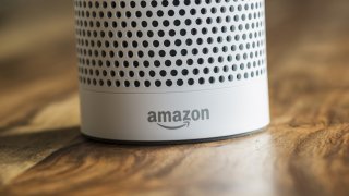 Alexa предизвика дете да докосне електрически контакт с монета