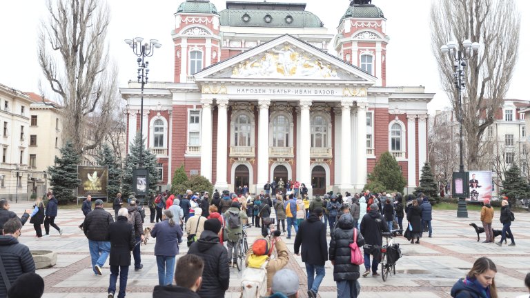 "Талантът върви с непокорство": Протест в защита на Александър Морфов