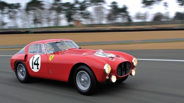 Ferrari 340/375 MM Berlinetta – 10,6 милиона евро
Това е един от трите заводски автомобила, с които Ferrari участва в „24 часа на Льо Ман” през 1953 година. С него са се състезавали шампионите на Скудерията Майк Хотърн, Алберто Аскари и Джузепе Фарина, които естествено доминират в надпреварата.