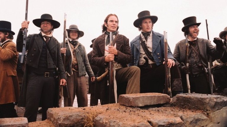 7. Аламо (The Alamo) – 2004 г.
Загуби - $114,08
Ето това е щатският „Дякон Левски”. Филм, който е посветен на един от най-епичните моменти в историята на САЩ, но в крайна сметка се оказва далеч от сърцата и портфейлите на публиката. Любимците Били Боб Торнтън и Денис Куейд не успяват да подобрят това, нито историческата достоверност, мащабни декори и кърви сражения. Критиката определя филма, като прекалено стерилен и твърде исторически правдив за да трогне средностатистическия американец, който е свикнал на мащабни драматизации и тежък патриоризъм, когато се филмира собствената му история. Част от лошото представяне на филма се дължи и на това, че дебютира в дните, когато по кината се вихрят „Страстите Христови”, който доминира бокс офиса. Логично филмът се представя меко казано скромно извън САЩ и става един от най-големите бокс офис провали в историята.