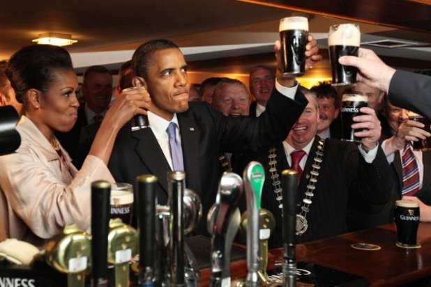 Барак Обама е истински ценител на бирата. По време на управлението му в Белия дом започва да се произвежда медена бира от собствени кошери. Други президенти, любители на пенливото пиво в историята, са Джеймс Гарфийлд и Гроувър Кливланд.