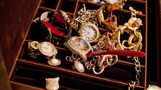 Мелания проектира и продава колекция от часовници, пръстени, гривни и обеци за QVC, които варират от 10 до 162 долара