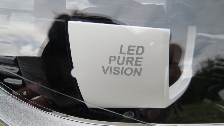 Сега са добавени LED светодиоди в дневните светлини, фаровете за мъгла вече са правоъгълни и също имат светодиоди с технологията LED Pure Vision. 