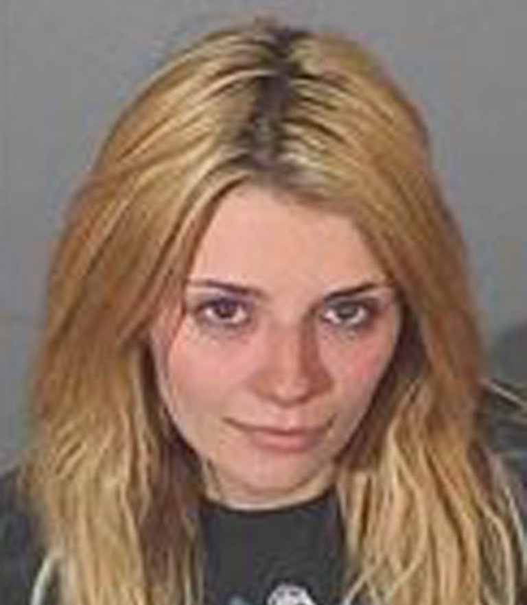 Миша Бартън при ареста ѝ през 2007 г. след шофиране в нетрезво състояние. 
