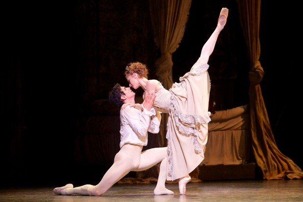 "Манон" е впечатляващо представление с едни от най-емоционално наситените и еротични хореографии, изпълнявани някога от Кралския балет