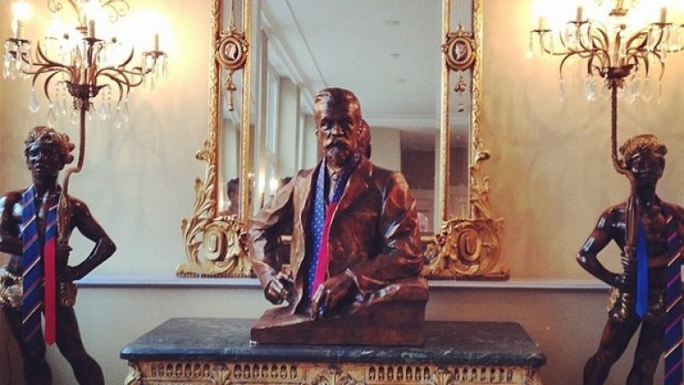 Cercle de Lorraine Този клуб е замислен за осъществяването на старомодни контакти - на чаша уиски и пура в устата. В тази брюкселска институция ще бъдете рамо до рамо с висши дипломати, кралски особи и лидери в различни индустрии. Задължително е да владеете френски или холандски, за предпочитане и двата езика. Cercle редовно организира ловни пътешествия, вечери с дегустации на кубински пури, вечери на яхти и екскурзии с ретро-коли.
Разположен в красив белгийски замък, клубът има за цел да обединява работата и отдиха, макар че ако не сте джентълмени над 50 години, вероятно той ще ви се стори малко старомоден (но пък Dracula's е само на един полет с частен самолет...)