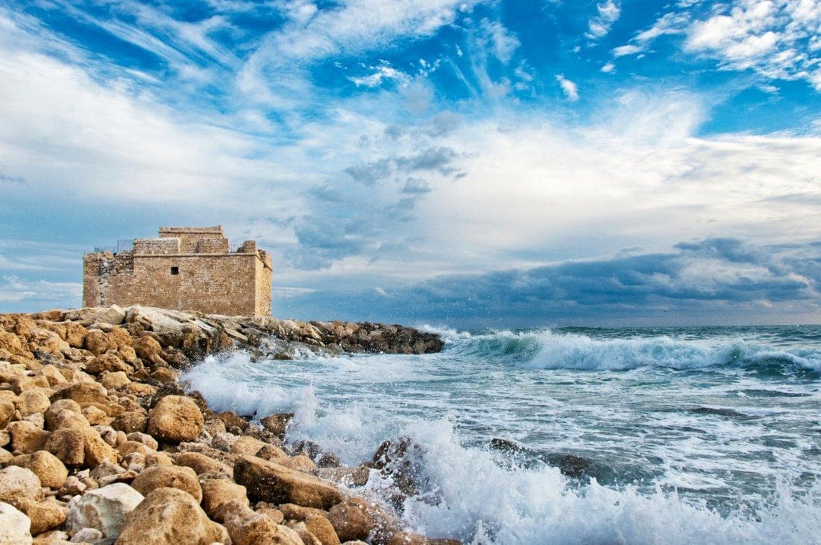 Кипър
Остров Кипър често е наричан "Слънчевия остров", тъй като в годината има около 300 слънчеви дни. Температурата на острова през юни и септември е около 30 градуса.

На северозападния бряг на Кипър е разположен град Пафос, който се намира на 50 километра от Лимасол, градът с най-голямото пристанище на острова. Пафос е включен в списъка на Световното културно наследство на ЮНЕСКО. Докато сте в града, можете да разгледате неговия античен театър, който е изграден от варовик, както и археологическия парк. В него има забележителности от древността до Средновековието.

Замъкът в Пафос също има дълга история - през вековете той се използва като укрепление за защита на пристанището, като затвор и дори място за съхранение на сол. Можете да видите и Залива на Афродита, от който богинята се е родила, излизайки от морската пяна.

Пафос има както плажове с фин златист пясък, така и такива с малки обли камъчета. Един от най-известните плажове е Кораловият залив, който е на 5 км северно от центъра на града. За феновете на водните спортове Пафос може да предложи водни ски, ветроходство и гмуркане край скалите.

Международно летище Пафос се намира на 7 км от града и е второто по-големина летище в Кипър след това в Ларнака. До там има и директни полети от летище София. До острова можете да стигнете и с ферибот, който да хванете от гръцкия град Пирея. Той ще ви остави в Лимасол, от където можете да продължите до Пафос с личния си автомобил, с кола под наем или с автобус.