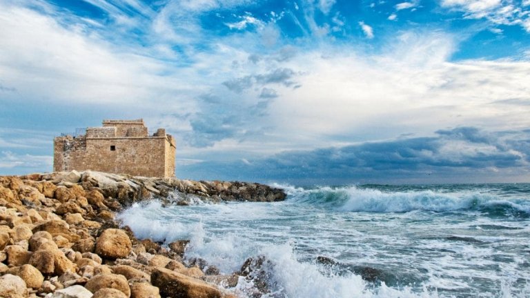 Кипър
Остров Кипър често е наричан "Слънчевия остров", тъй като в годината има около 300 слънчеви дни. Температурата на острова през юни и септември е около 30 градуса.

На северозападния бряг на Кипър е разположен град Пафос, който се намира на 50 километра от Лимасол, градът с най-голямото пристанище на острова. Пафос е включен в списъка на Световното културно наследство на ЮНЕСКО. Докато сте в града, можете да разгледате неговия античен театър, който е изграден от варовик, както и археологическия парк. В него има забележителности от древността до Средновековието.

Замъкът в Пафос също има дълга история - през вековете той се използва като укрепление за защита на пристанището, като затвор и дори място за съхранение на сол. Можете да видите и Залива на Афродита, от който богинята се е родила, излизайки от морската пяна.

Пафос има както плажове с фин златист пясък, така и такива с малки обли камъчета. Един от най-известните плажове е Кораловият залив, който е на 5 км северно от центъра на града. За феновете на водните спортове Пафос може да предложи водни ски, ветроходство и гмуркане край скалите.

Международно летище Пафос се намира на 7 км от града и е второто по-големина летище в Кипър след това в Ларнака. До там има и директни полети от летище София. До острова можете да стигнете и с ферибот, който да хванете от гръцкия град Пирея. Той ще ви остави в Лимасол, от където можете да продължите до Пафос с личния си автомобил, с кола под наем или с автобус.