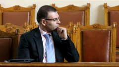 Депутати от ГЕРБ почти не взимаха думата, а финансовият министър Симеон Дянков, който присъства през цялото време на дебата, не се изказа нито веднъж