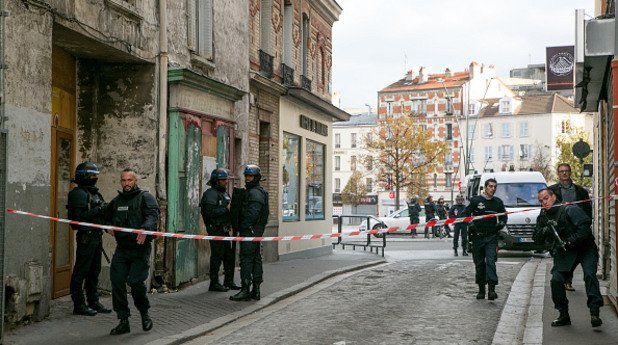 Обект на полицейския рейд беше жилищен апартамент, в който се предполагаше, че са се барикадирали бегълците-атентатори от Париж