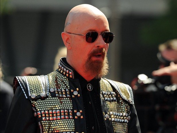 Роб Халфорд изглежда точно като на сцената, като фронтмен на Judas Priest: висок 1.82 м, облечен изцяло в черно, с боядисана в черно дълга козя брадичка, с обръсната, татуирана глава, и поглед, скрит зад авиаторски очила